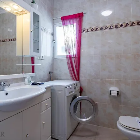 Empedrola Inftour דירה